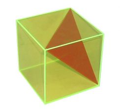 figuri_geometrice_3d_cub_in_sectiune_triunghiulara